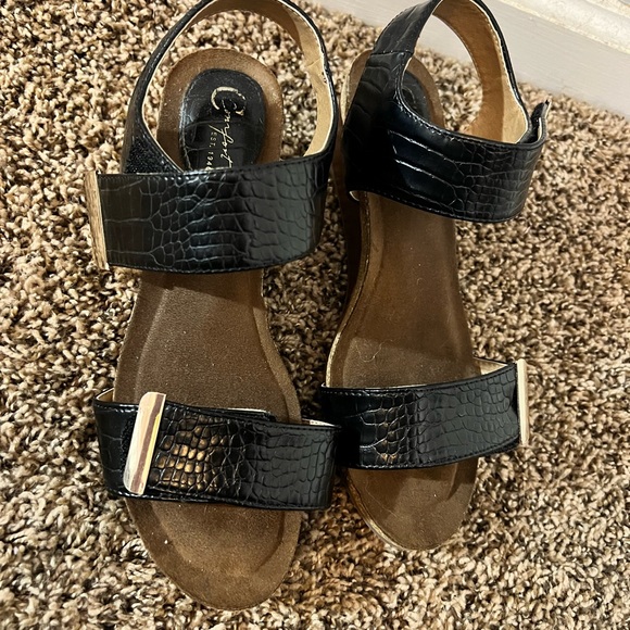 Woman’s Cato Wedges size 8 Wide - Picture 3 of 5